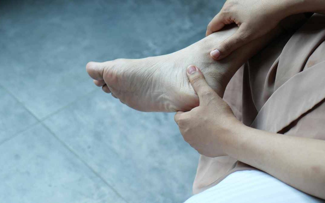 Obesità e dolore ai piedi: come il peso influisce sulle articolazioni