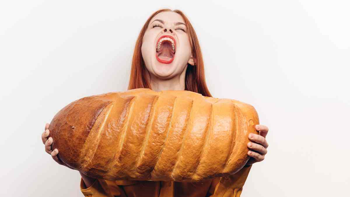 Donna che riflette davanti a cibi comfort per gestire la fame emotiva con consapevolezza